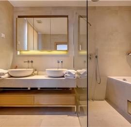 4 Bedroom Villa with Pool, Sumartin, sleeps 8